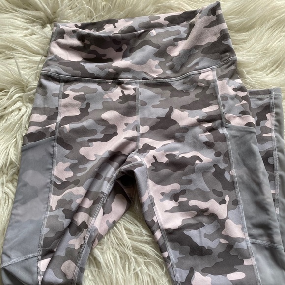 Fabletics Pants - Fabletics Leggings with mesh side pockets size S